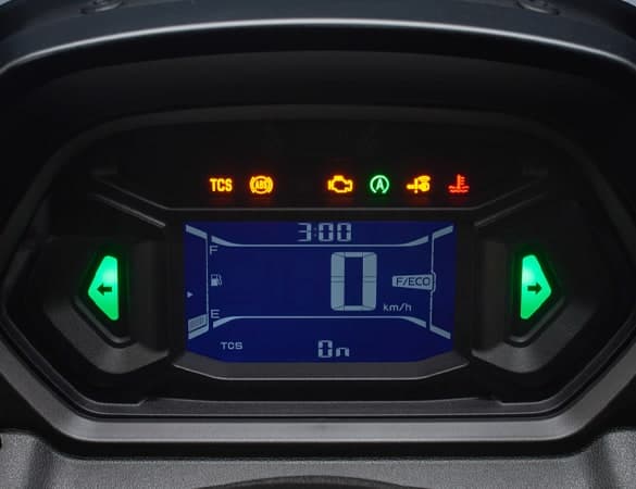 Panel meter digital Yamaha NMAX dengan ikon amaran TCS dan ABS menyala jingga, bacaan kelajuan sifar dan tolok minyak
