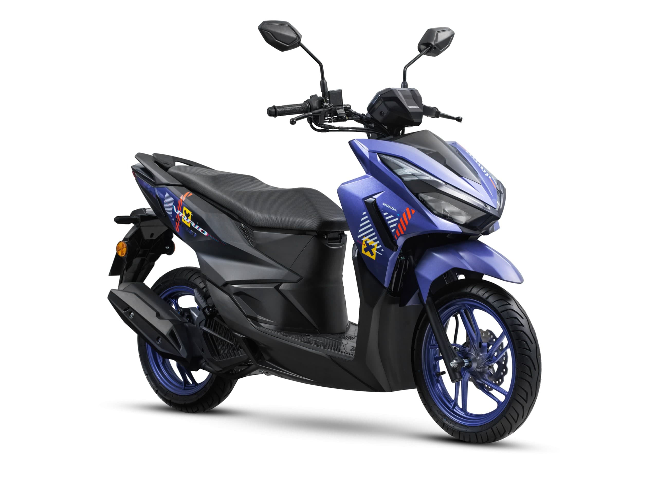 Honda Vario 125 Street warna biru dengan grafik graffiti jingga dan putih, pandangan tiga suku hadapan dari kanan