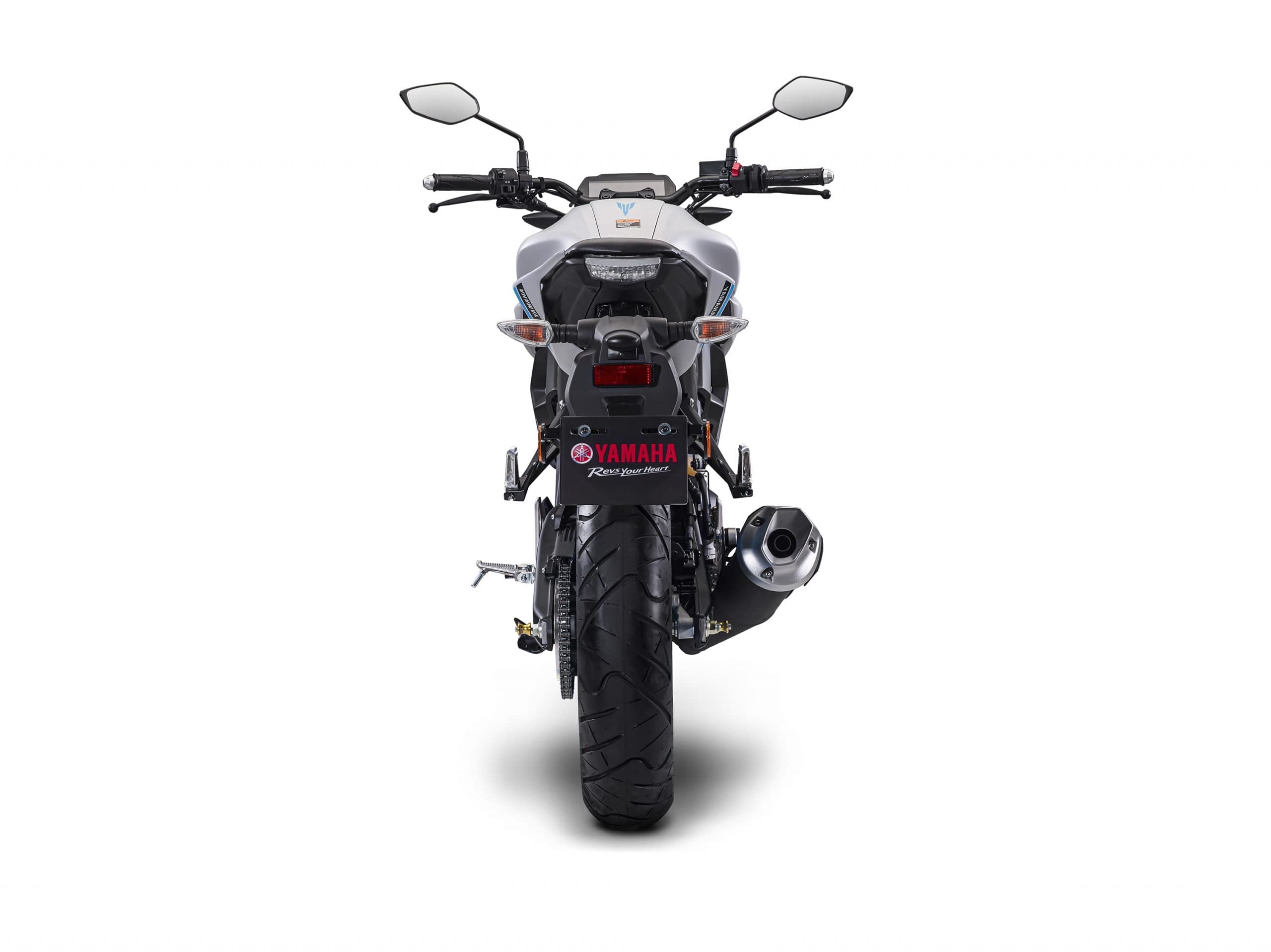 Yamaha MT-15 warna kelabu perak, pandangan belakang penuh menunjukkan lampu belakang, hujung ekzos dan rantai