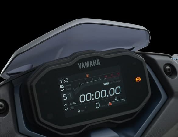 Panel meter TFT Yamaha NVX dengan penutup terangkat, menunjukkan pemasa pusingan, penunjuk TCS dan bar putaran enjin