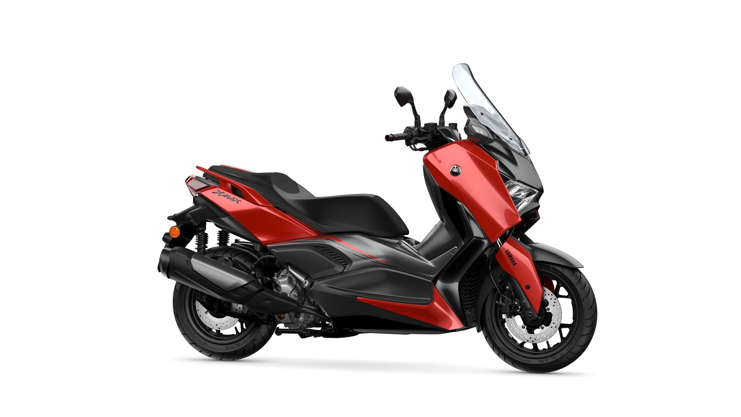 Yamaha XMAX 250 warna merah dan hitam, pandangan sisi kanan penuh dengan cermin depan tinggi dan lencana X-MAX pada badan belakang