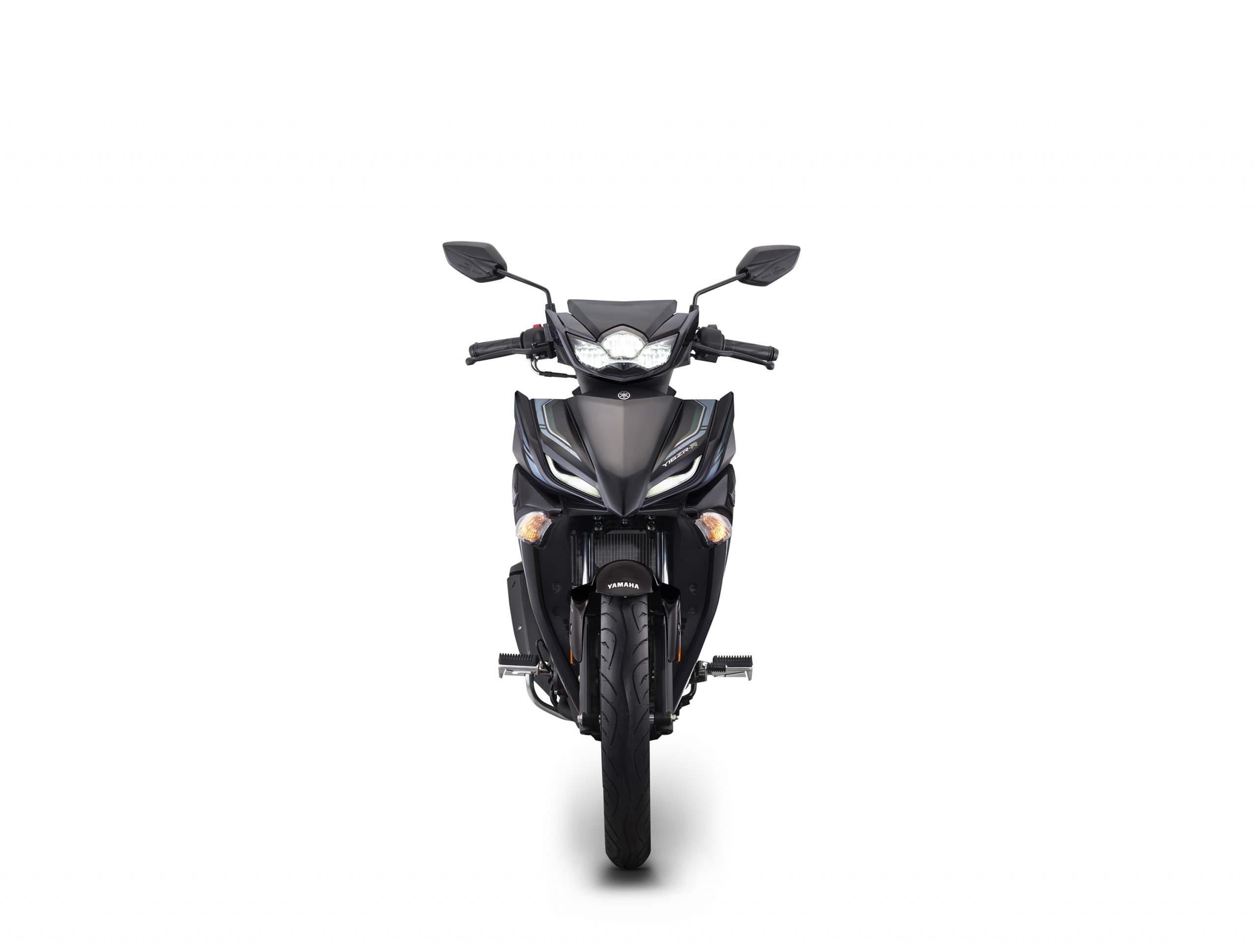 Yamaha Y16ZR warna hitam matte, pandangan hadapan penuh menunjukkan lampu utama LED kembar dan cakera brek hadapan