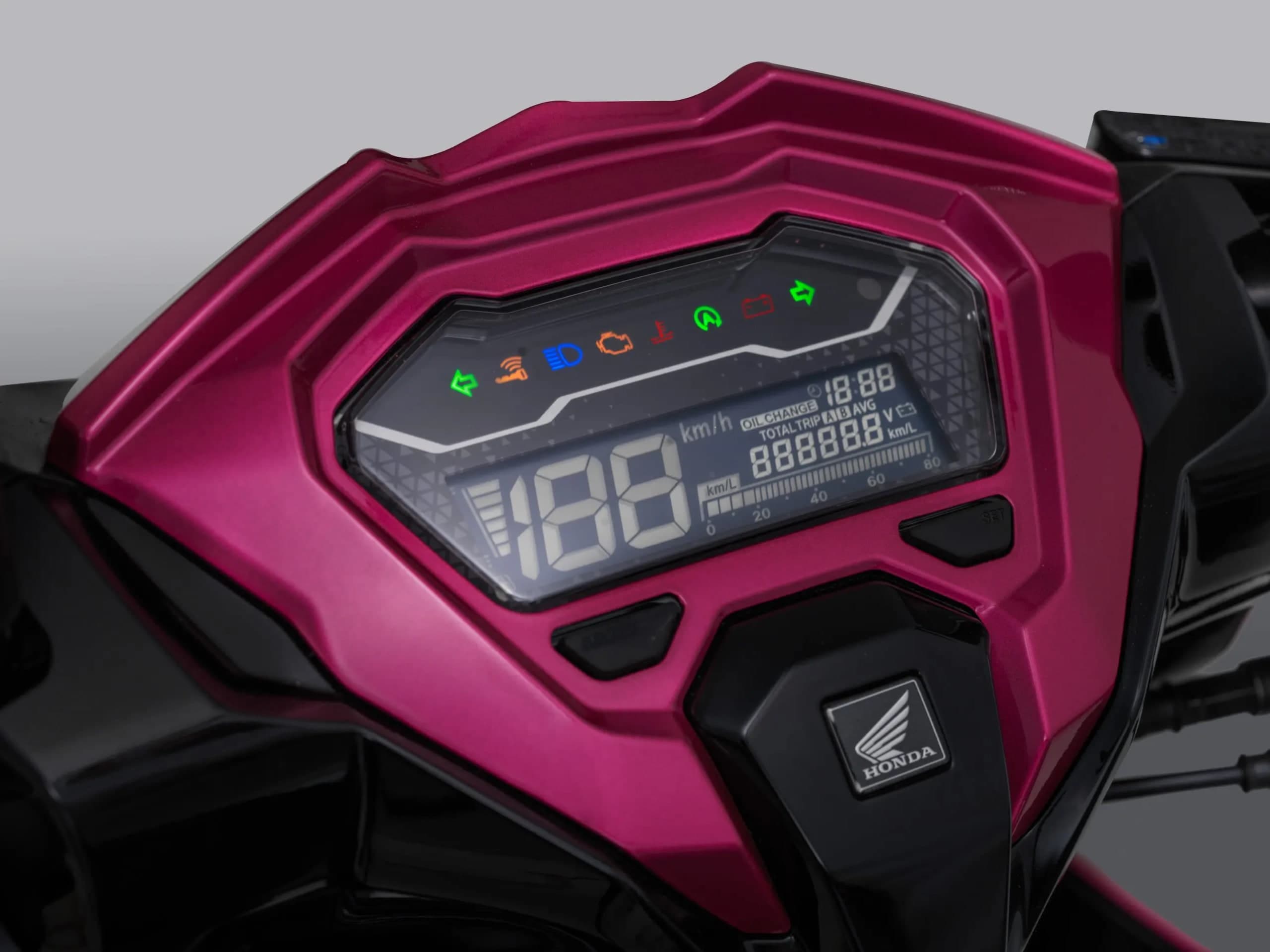 Panel meter digital Honda Vario 125 dengan bingkai merah jambu, paparan LCD hitam menunjukkan kelajuan dan meter perjalanan