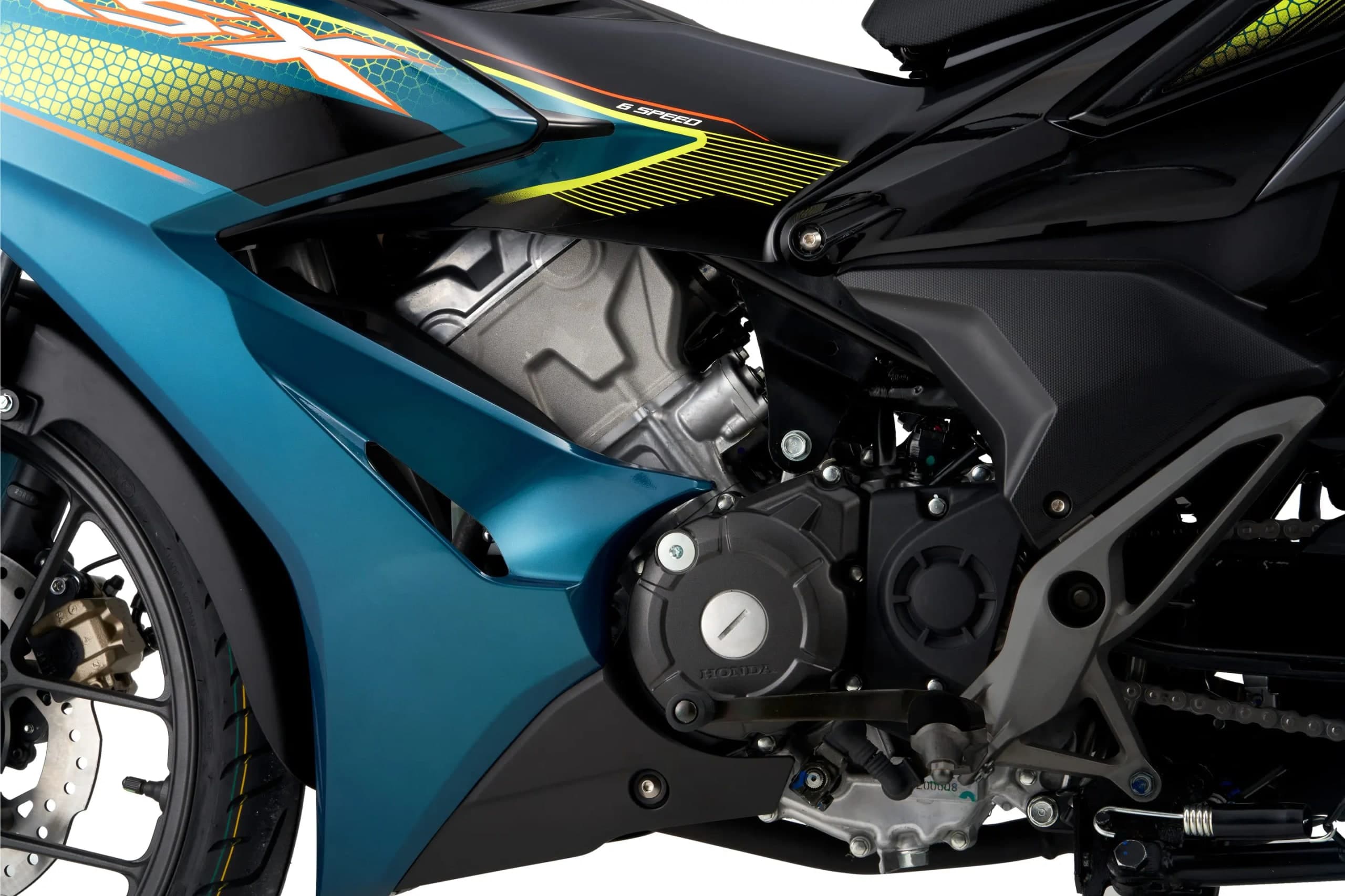 Enjin dan rantai Honda RS-X Winner warna biru kehijauan, decal 6 SPEED dan logo HONDA pada penutup klac