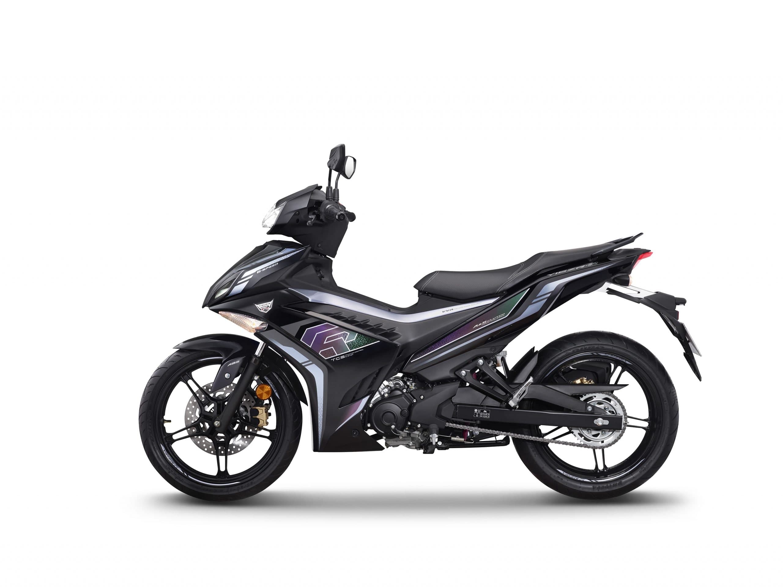 Yamaha Y16ZR warna hitam matte dengan grafik R ungu berkilau, pandangan sisi kiri penuh, kaliper brek hadapan emas