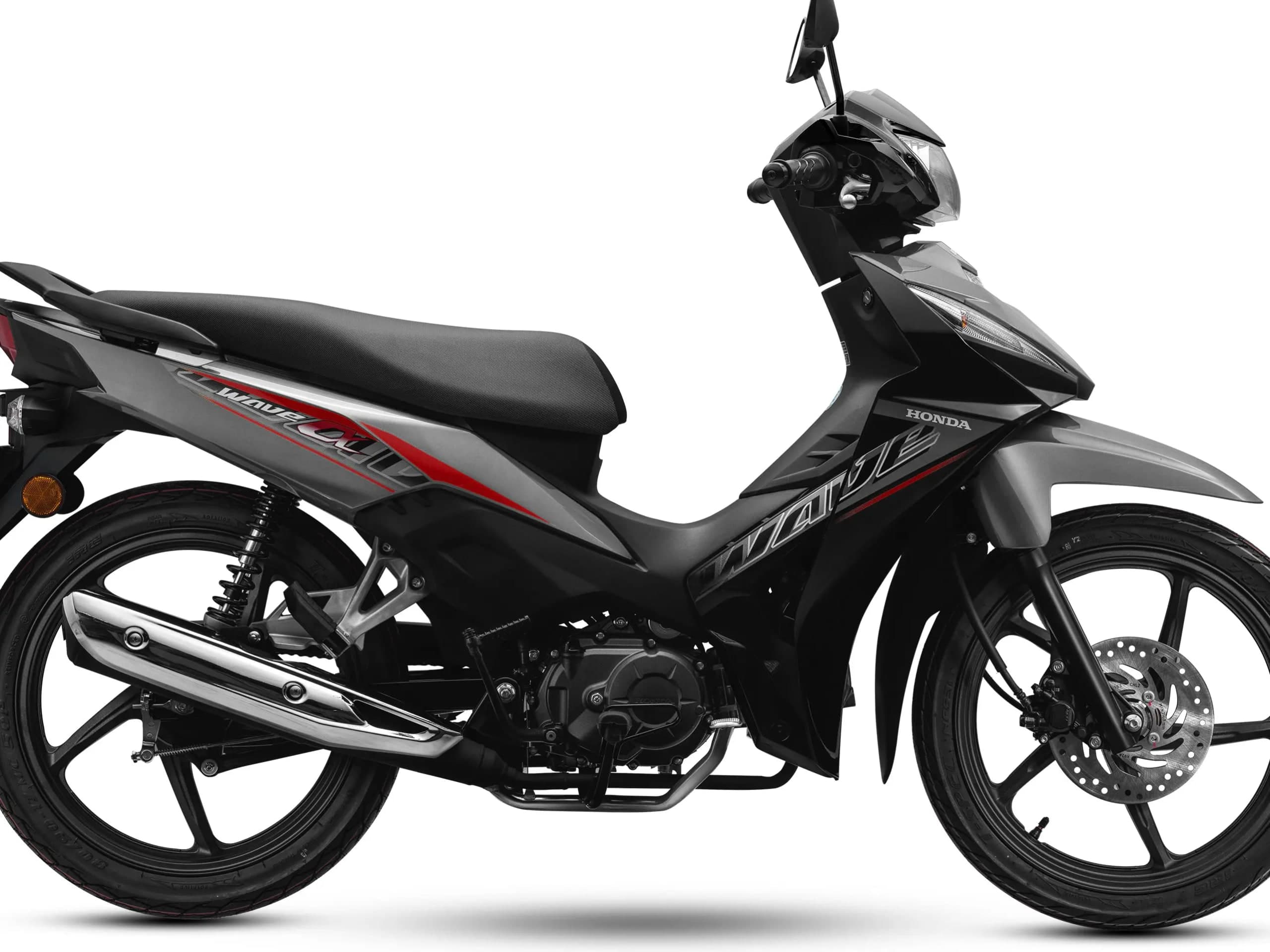 Honda Wave Alpha warna hitam dengan grafik WAVE merah putih, pandangan sisi kanan penuh