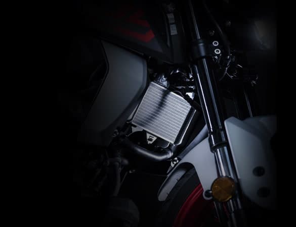 Garpu hadapan terbalik berwarna emas dan radiator Yamaha MT-15
