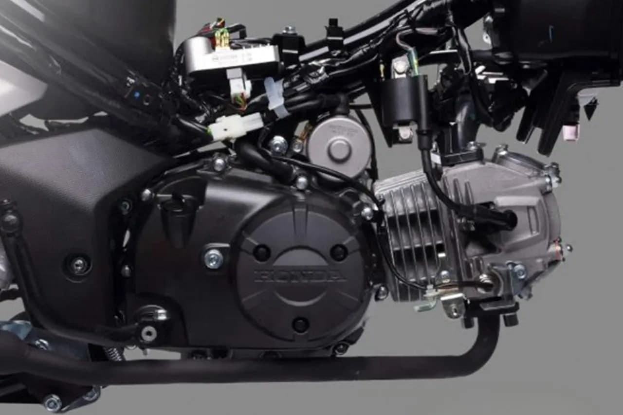 Blok enjin Honda Dash 125, kepala silinder bersirip perak dan kotak engkol hitam