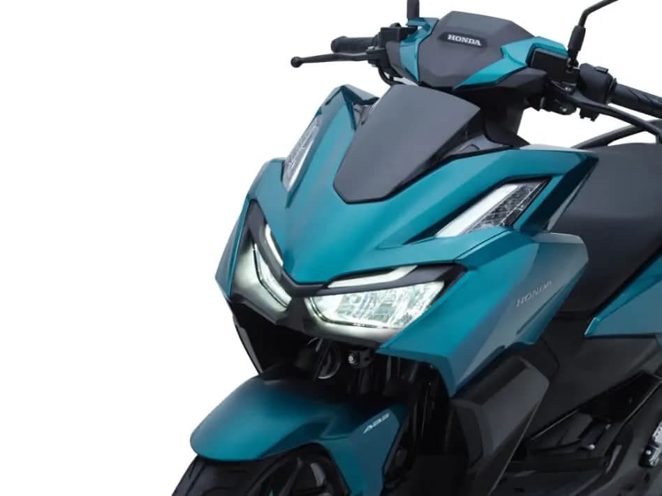 Lampu utama LED dan kaus hadapan Honda Vario 160 warna teal, lencana ABS kelihatan pada fairing