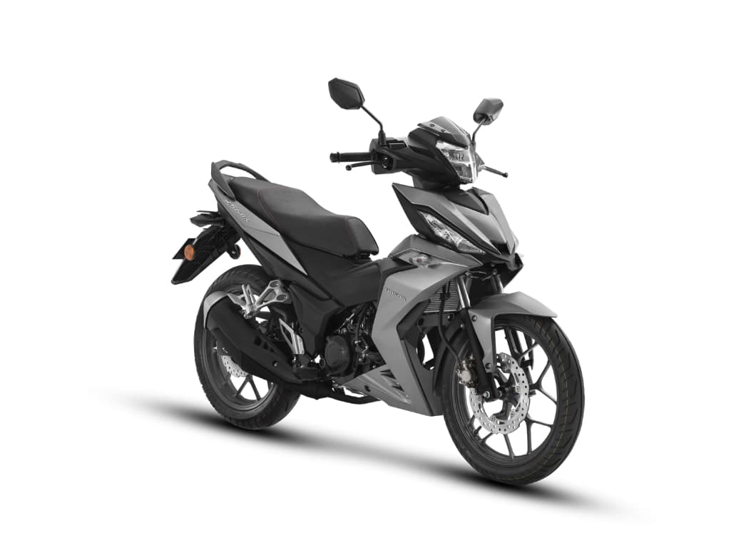 Honda RS150R warna perak, pandangan tiga suku hadapan dari kanan, tempat duduk hitam berjahitan merah