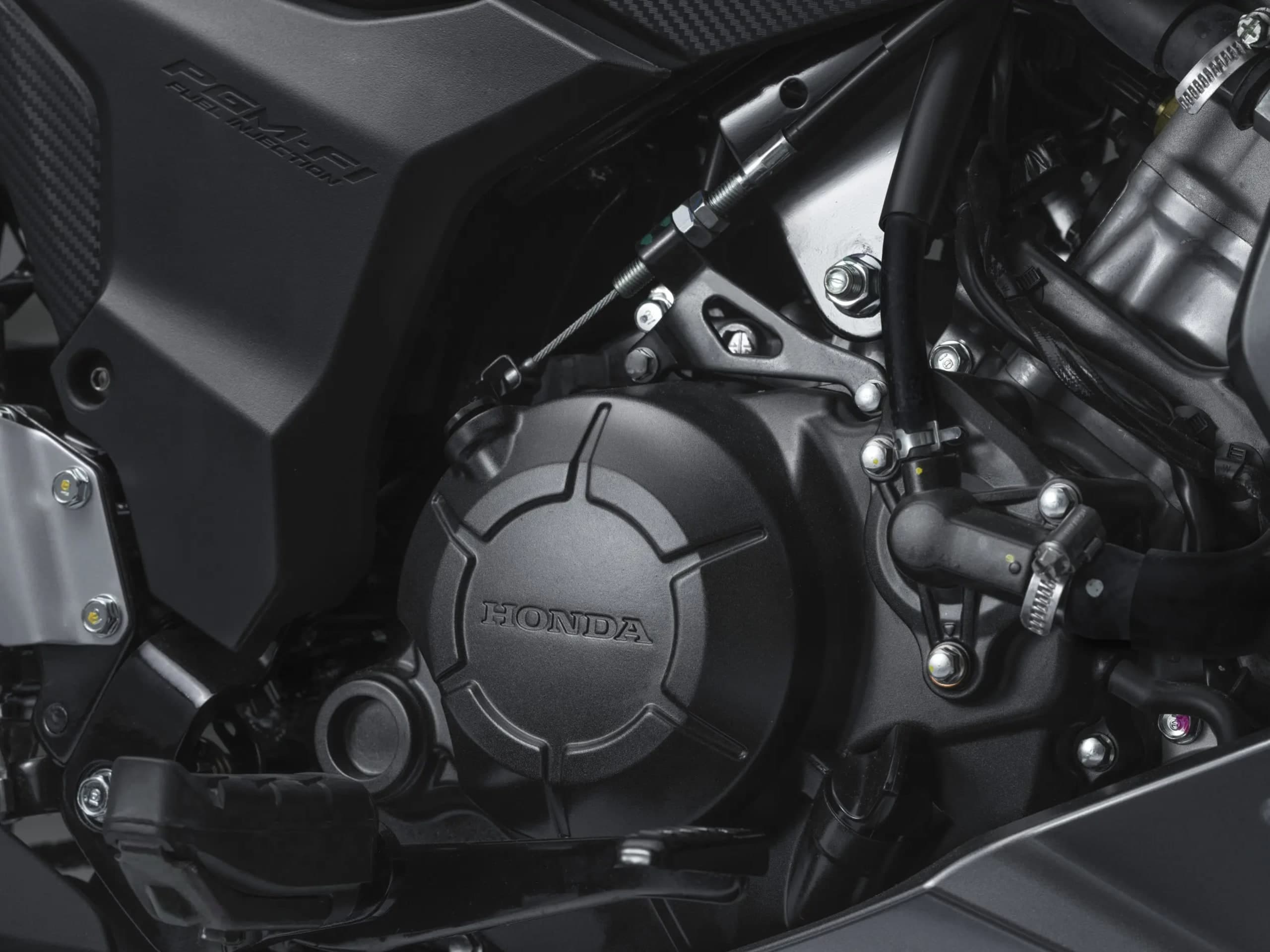 Enjin DOHC Honda RS150R dengan logo HONDA timbul pada penutup klac dan tulisan PGM-FI Fuel Injection
