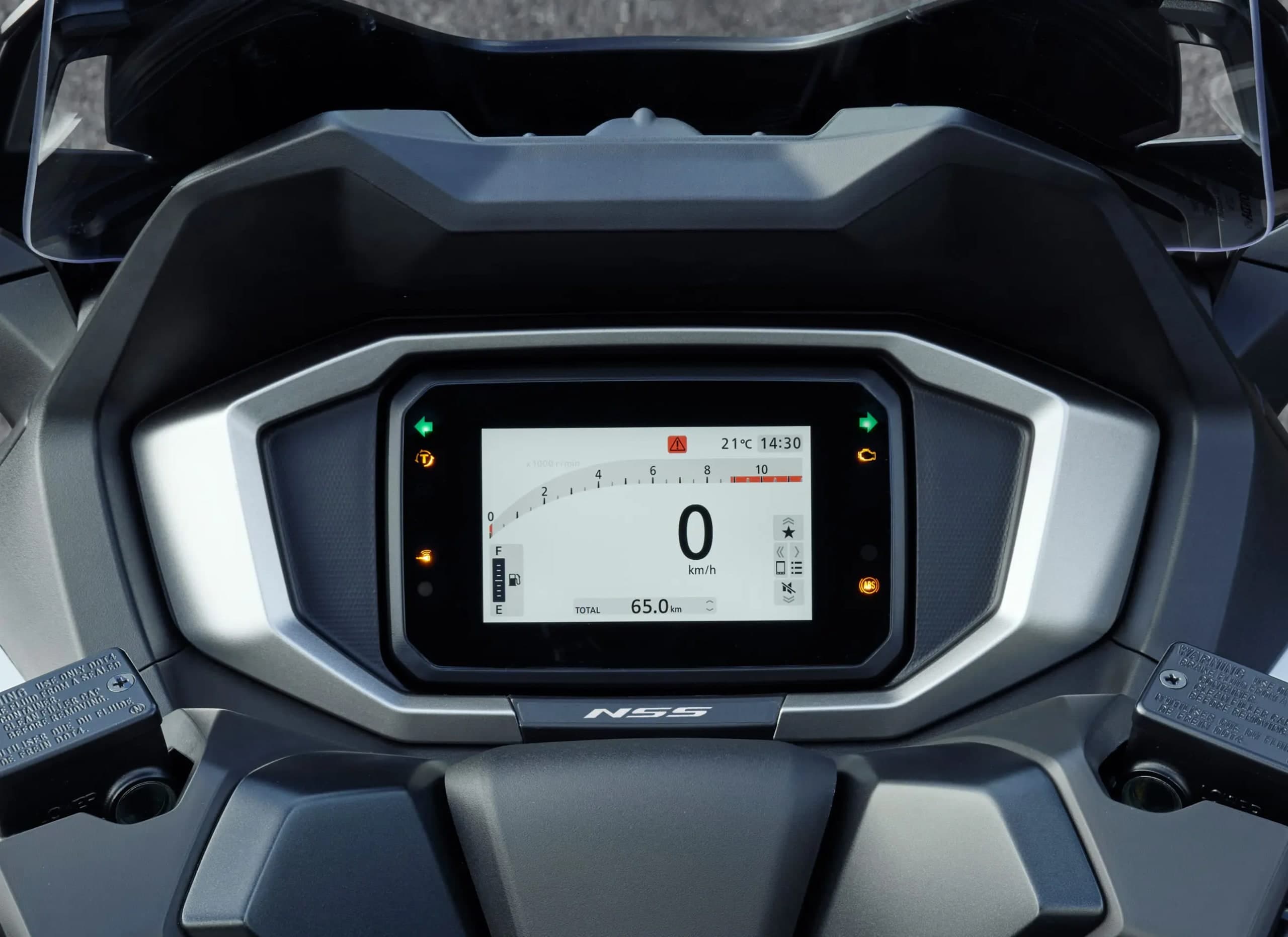 Paparan TFT 5 inci Honda NSS250 menunjukkan 0 km/j, tolok minyak dan lampu penunjuk ABS