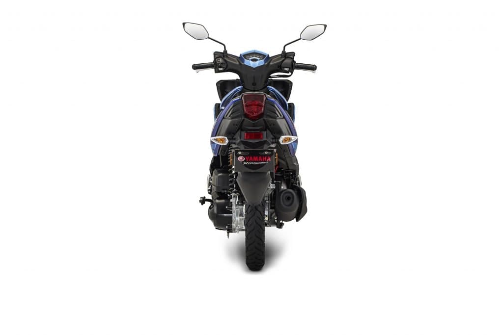 Yamaha Ego Avantiz warna biru dan hitam, pandangan belakang penuh dari cermin sisi hingga roda belakang