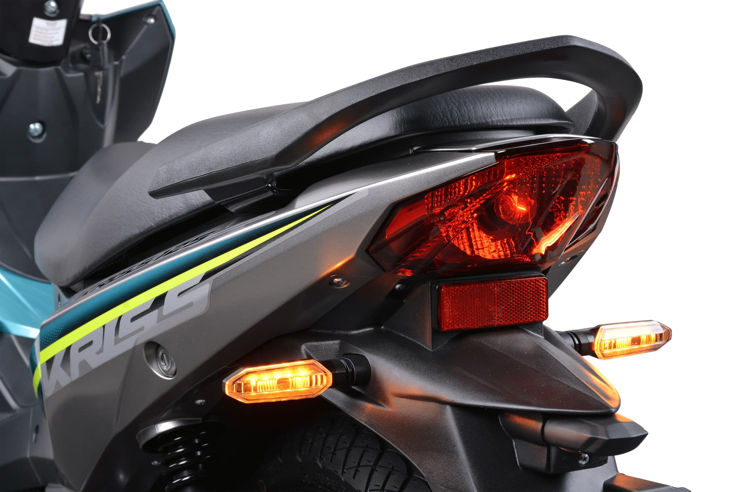 Bahagian belakang Modenas Kriss 125 Fi warna kelabu dengan lampu belakang LED merah menyala dan decal KRISS