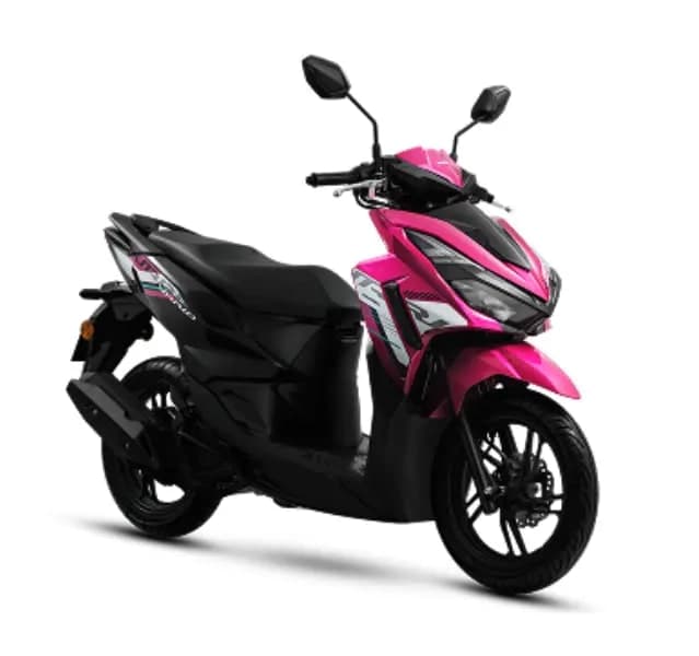 Honda Vario 125 warna merah jambu, pandangan tiga suku hadapan dari kiri