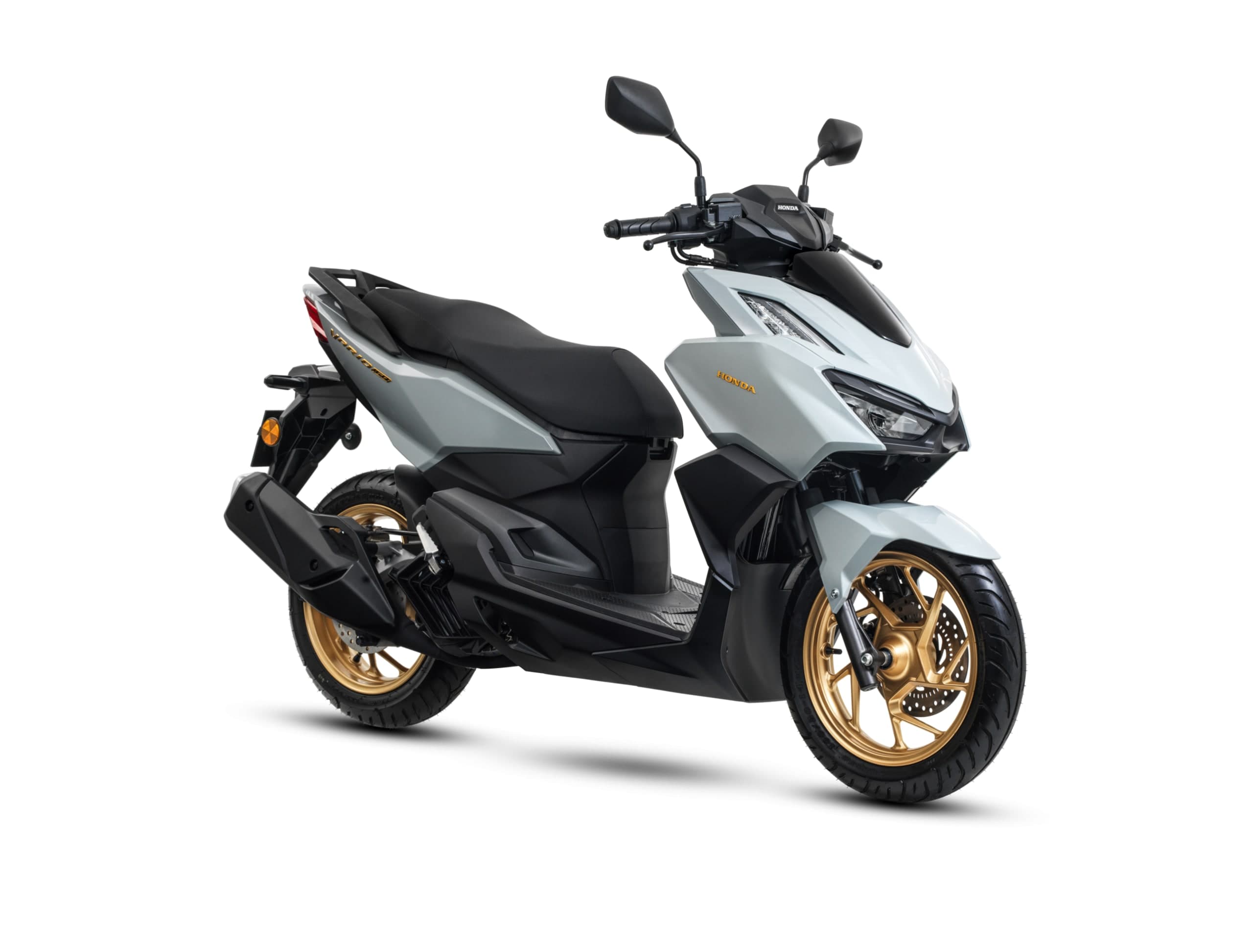 Honda Vario 160 warna putih pearl dengan rim aloi emas, pandangan tiga suku hadapan dari kanan
