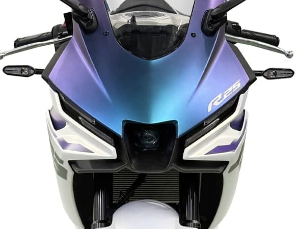 Muncung dan lampu utama Yamaha YZF-R25 dari hadapan, fairing atas ungu kebiruan dengan fairing bawah putih