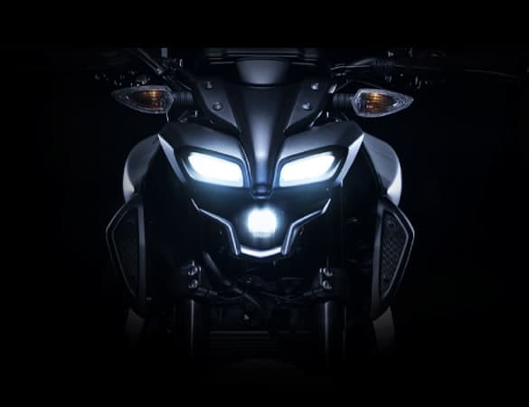 Lampu utama LED projektor kembar Yamaha MT-15 menyala dengan kaus hadapan bersudut