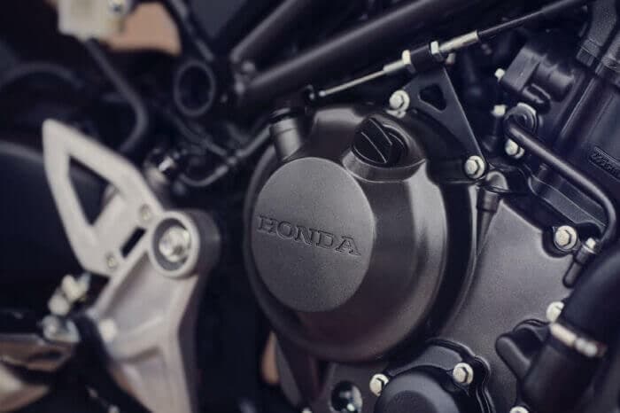 Penutup enjin DOHC satu silinder Honda CB250R dengan logo HONDA timbul