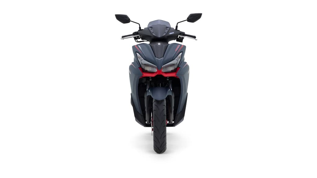 Yamaha NVX warna kelabu gelap dengan aksen merah di sekeliling lampu utama LED, pandangan hadapan penuh