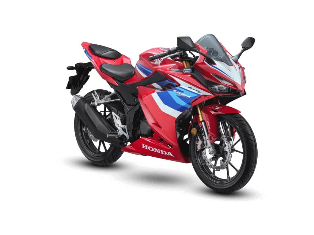 Honda CBR150R warna tricolor merah putih biru, pandangan tiga suku hadapan dari kanan