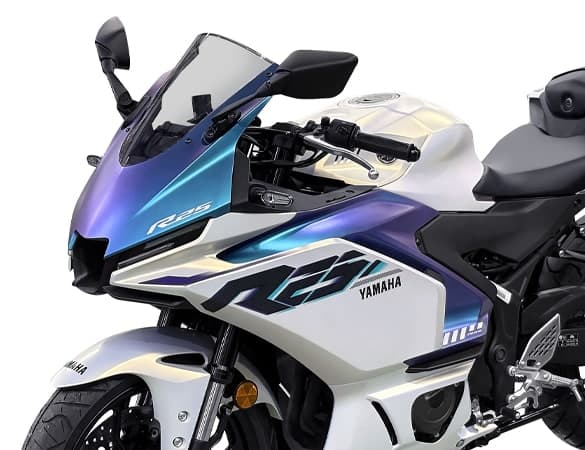 Pandangan tiga suku hadapan Yamaha YZF-R25 menunjukkan cermin depan, cermin sisi dan grafik R25 pada fairing putih