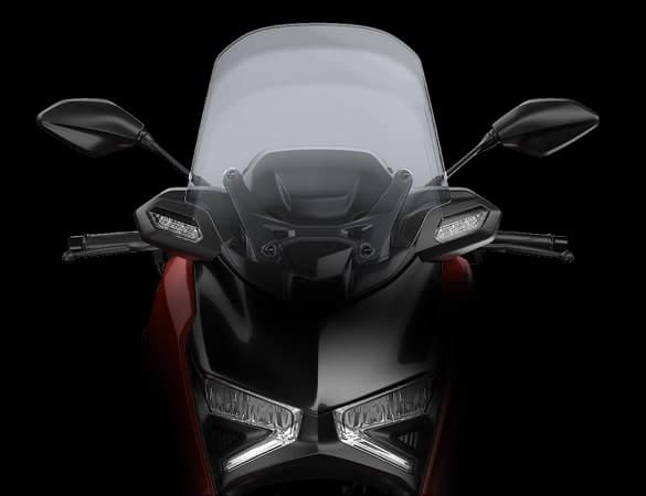 Kaus hadapan dan cermin sisi Yamaha XMAX 250 dengan cermin depan boleh laras dinaikkan