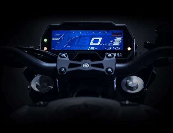 Panel meter LCD negatif Yamaha MT-15 menunjukkan penunjuk gear, bacaan kelajuan, meter perjalanan dan tolok minyak