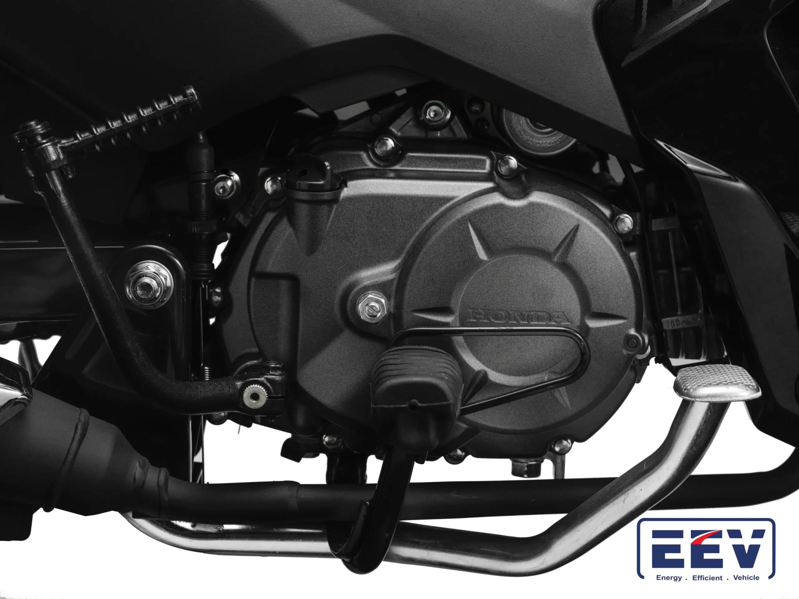 Penutup enjin Honda Wave Alpha dengan logo HONDA timbul, tuas kick-start dan paip ekzos krom di bawah