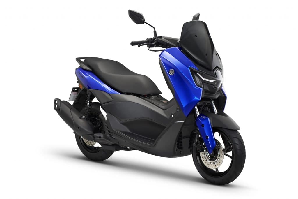 Yamaha NMAX warna biru dan hitam matte, pandangan tiga suku hadapan dari kanan termasuk cermin depan dan lampu utama LED