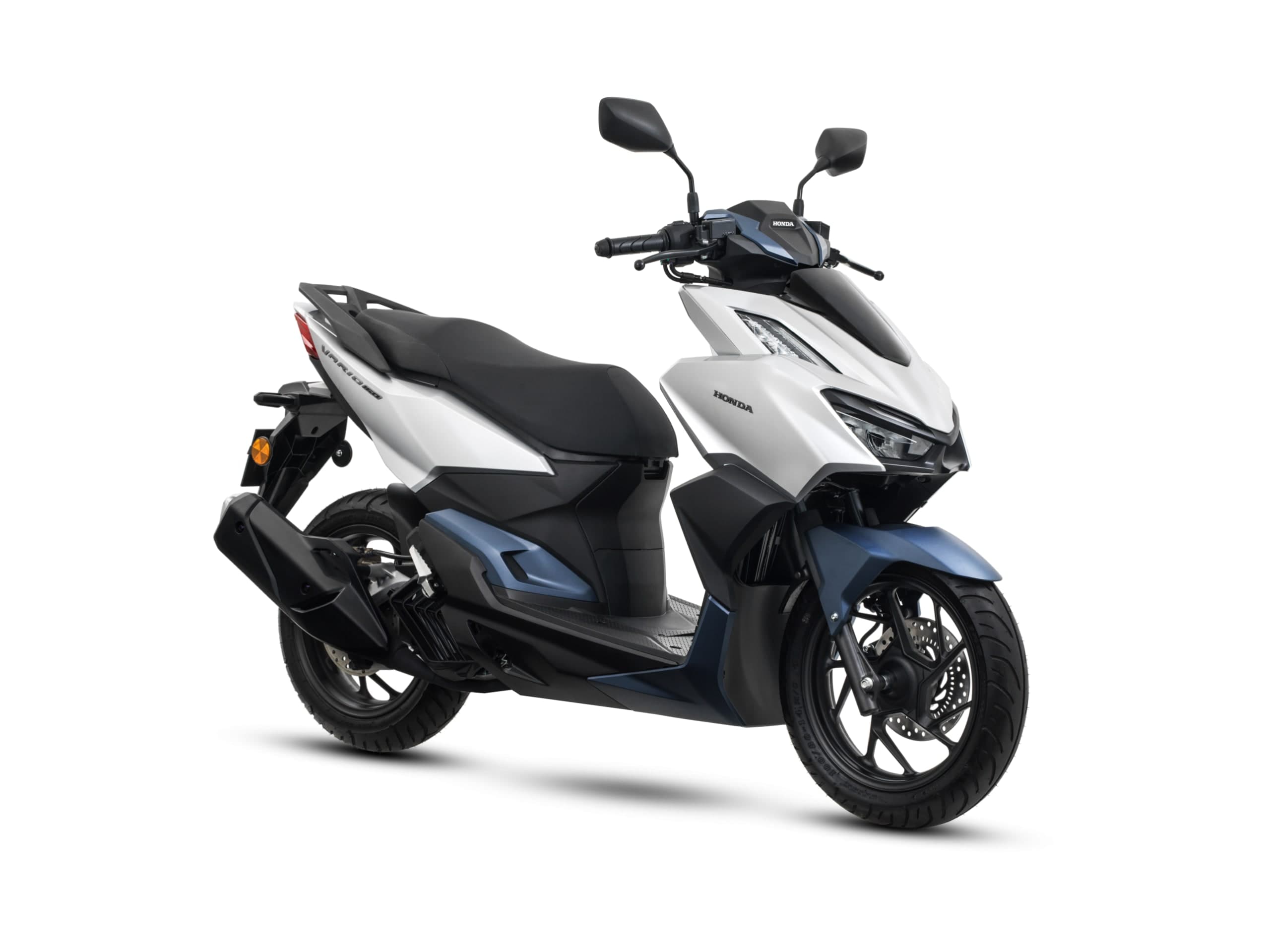 Honda Vario 160 dwiwarna putih dan biru keluli, pandangan tiga suku hadapan dari kanan