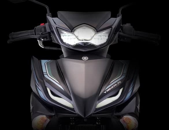 Lampu utama LED kembar Yamaha Y16ZR menyala, lencana Y16ZR-R kelihatan pada fairing hadapan