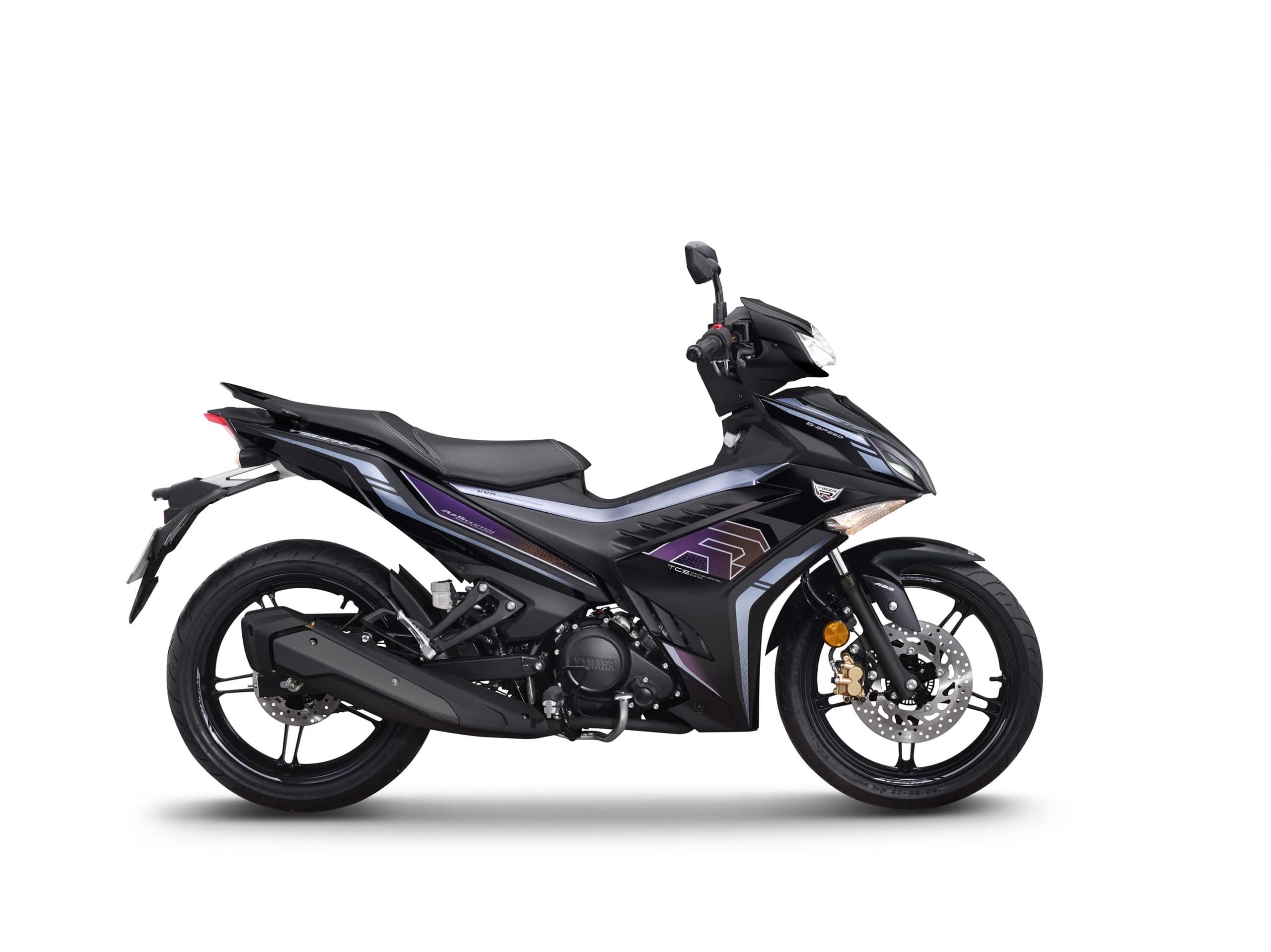 Yamaha Y16ZR warna hitam matte, pandangan sisi kanan penuh menunjukkan tempat duduk beraksen ungu, ekzos dan roda belakang