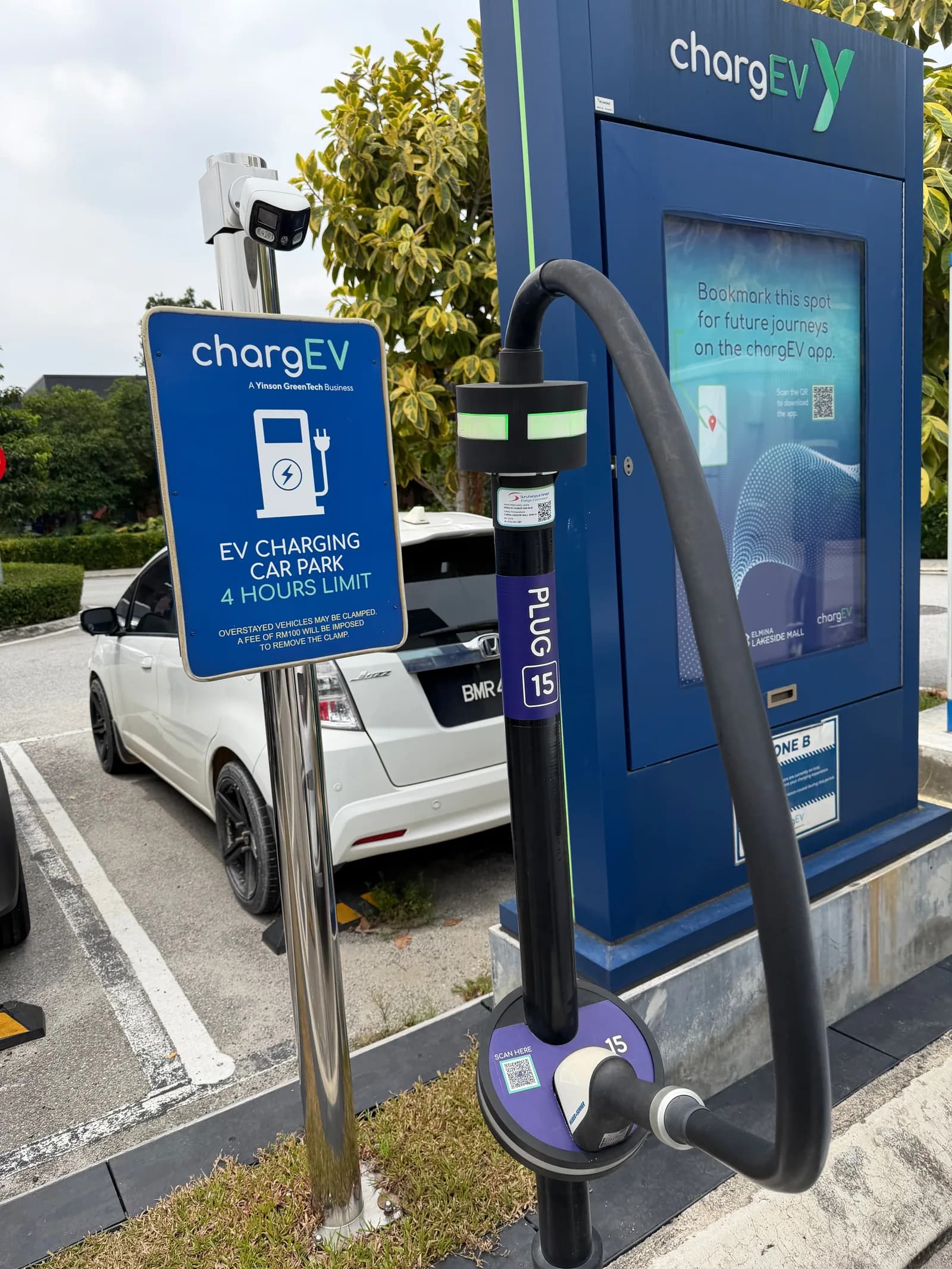Pengecas awam chargEV di Elmina Lakeside Mall. Foto: koleksi sendiri.